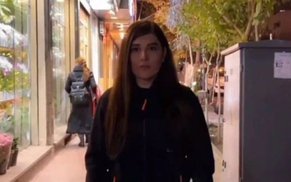 Ιράν: Συνελήφθη η ηθοποιός Χενγκαμέχ Γαζιάνι - Έβγαλε δημόσια τη μαντίλα της για να στηρίξει τις διαδηλώσεις (βίντεο)