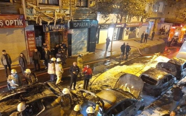 Ανησυχία στην Κωνσταντινούπολη: Αυτοκίνητα τυλίχτηκαν στις φλόγες από άγνωστη αιτία (βίντεο)