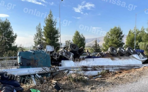 Άνοιξε η Εθνική Οδός μετά την ανατροπή βυτιοφόρου με εύφλεκτο υλικό στη Λάρισα