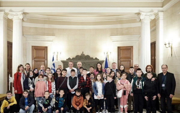 Ο Μητσοτάκης με μειονοτικούς μαθητές της Ροδόπης: Μίλησαν για τη σχολική ζωή και το Μουντιάλ