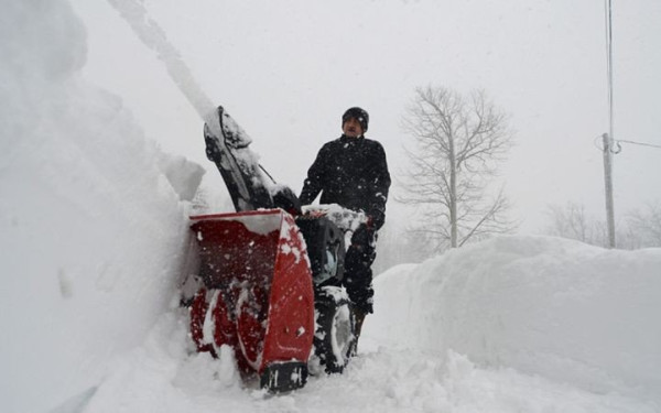 Στο χιόνι «θάφτηκε» η Νέα Υόρκη: Ιστορική χιονοθύελλα και δύο νεκροί (βίντεο, φωτ.)