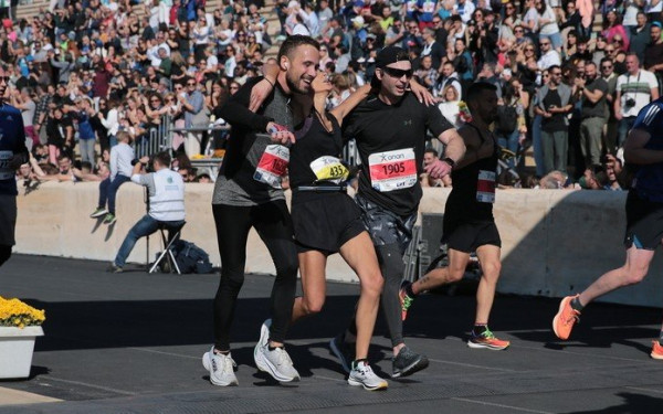 Συγκλονιστική στιγμή στο Μαραθώνιο της Αθήνας: Αθλήτρια κατέρρευσε και τερμάτισε χάρη στη βοήθεια συναθλητών της - Δείτε βίντεο