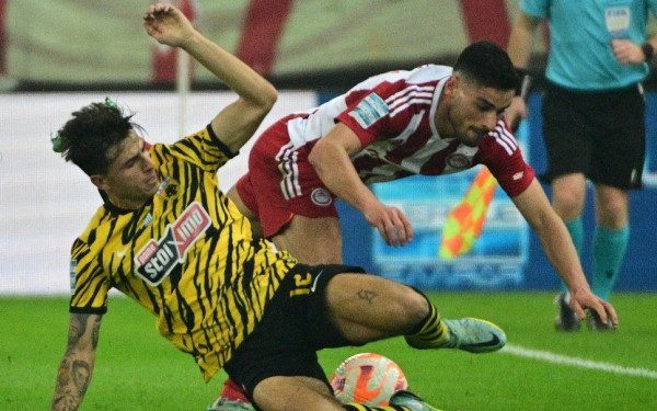 Super League: «Άσφαιροι» Ολυμπιακός και ΑΕΚ στο μεγάλο ντέρμπι