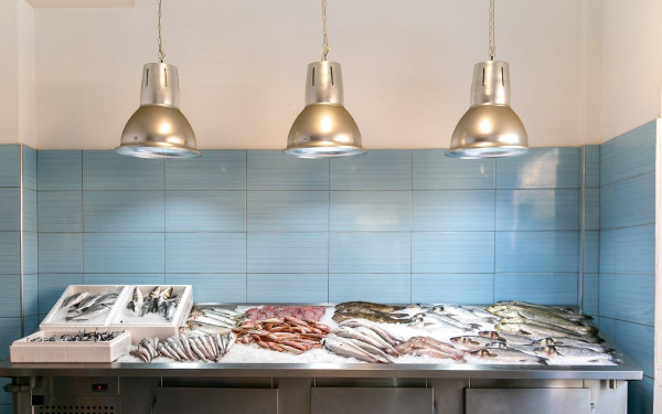 «Εν Πλω»: Το ιχθυοπωλείο - ψητοπωλείο της Ευκαρπίας, που ψήνει αποκλειστικά στα κάρβουνα