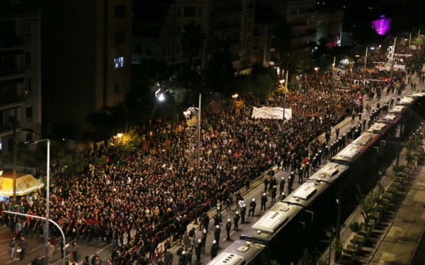 Αθήνα: Ολοκληρώθηκε η μαζική πορεία για το Πολυτεχνείο - Κορύφωση στην αμερικανική πρεσβεία (βίντεο)