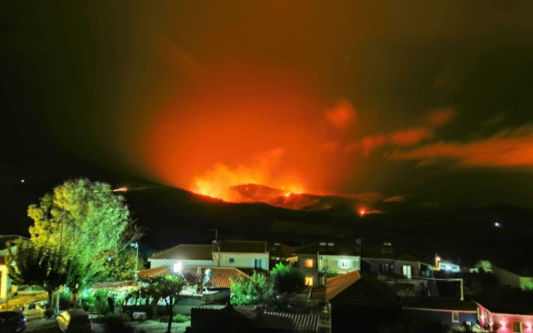 Στις φλόγες η Λήμνος - Ξέσπασαν 3 πυρκαγιές (βίντεο & φωτ.)