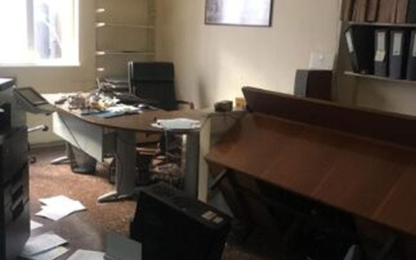 Έφοδος του «Ρουβίκωνα» στο γραφείο του δικαστικού επιμελητή που επιχείρησε να κάνει έξωση στη συνταξιούχο (βίντεο)