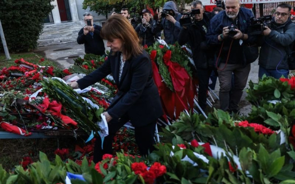 Σακελλαροπούλου: Κατέθεσε στεφάνι στο Πολυτεχνείο - «Ο αγώνας για τη δημοκρατία είναι διαρκής και απαιτητικός»