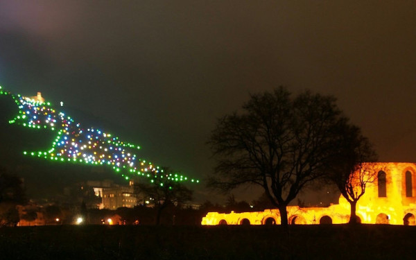Το μεγαλύτερο χριστουγεννιάτικο δέντρο του κόσμου δεν είναι... δέντρο (φωτ.)
