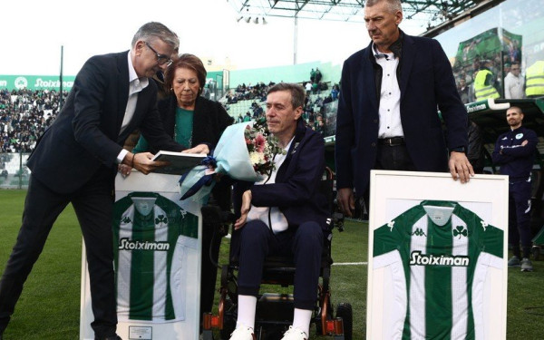 Παναθηναϊκός: Καθηλωμένος σε αναπηρικό καροτσάκι βραβεύτηκε ο Σπύρος Μαραγκός (βίντεο)