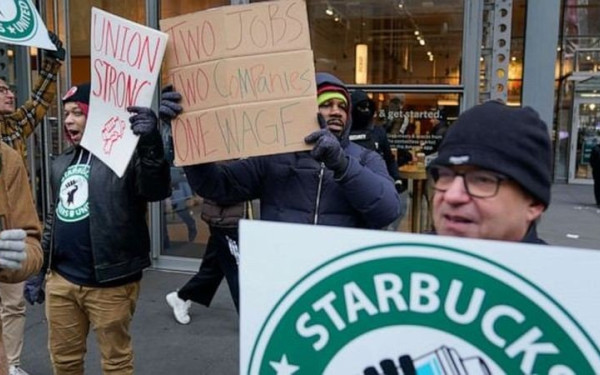 ΗΠΑ: Οι εργαζόμενοι των Starbucks κάνουν την «εξέγερση της κόκκινης κούπας» (βίντεο)