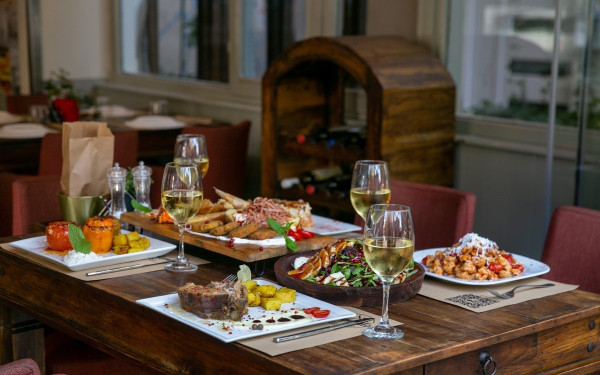 «Tselementes Ελληνική Κουζίνα»: Το εστιατόριο ελληνικής και μεσογειακής κουζίνας της Βασιλίσσης Όλγας, με τις σπάνιες κοπές και τα σπέσιαλ μαγειρευτά 