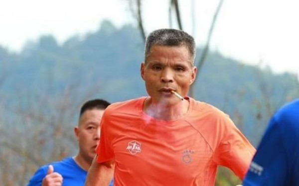 50χρονος κινέζος τρέχει μαραθώνιους... καπνίζοντας - Έκανε 42χλμ σε 3,5 ώρες (φωτ.)