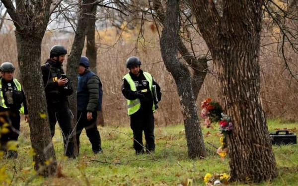 Ο Μπάιντεν αμφισβητεί τον Ζελένσκι για τον πύραυλο στην Πολωνία - Σοροί με σημάδια βασανιστηρίων εντοπίστηκαν στη Χερσώνα