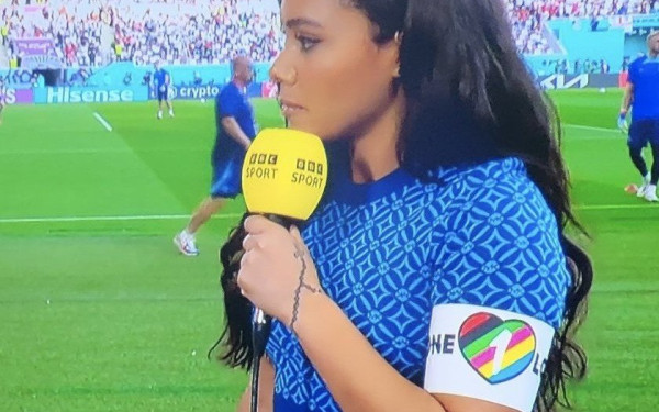 Μουντιάλ: Αγγλίδα ρεπόρτερ δεν «μάσησε» και φόρεσε το σήμα των ΛΟΑΤΚΙ+ στο Κατάρ