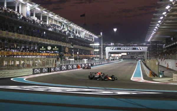 Φόρμουλα 1: Η αυλαία έπεσε με νίκη του Φερστάπεν στο Αμπού Ντάμπι - Τέλος καριέρας με... ντόνατ για τον Φέτελ (βίντεο)