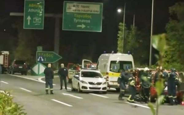 Κυκλοφοριακό χάος στην Εθνική Οδό μετά την ανατροπή βυτιοφόρου με εύφλεκτο υλικό στη Λάρισα (βίντεο & φωτ.)