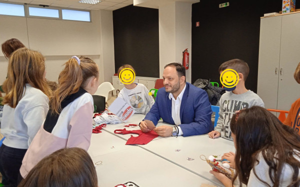 Kαλαμαριά: Μαθητές δημιουργούν πρωτότυπα αντικείμενα με παλιά ρούχα