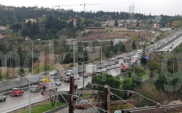 Θεσσαλονίκη: «Έμφραγμα» στον Περιφερειακό μετά από σύγκρουση νταλίκας με ΙΧ - Δείτε βίντεο και φωτογραφίες