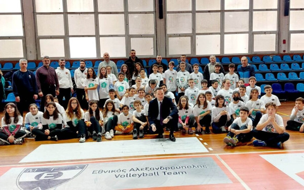 Αλεξανδρούπολη: Θρύλοι του ελληνικού μπάσκετ διδάσκουν νεαρούς αθλητές και αθλήτριες (βίντεο, φωτ.)