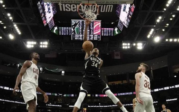 Απολαυστικό βίντεο: Ρεκόρ καρφωμάτων στο ΝΒΑ ο Αντετοκούνμπο