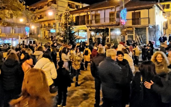 Χαλκιδική: Φωταγωγήθηκε το χριστουγεννιάτικο δέντρο στην Αρναία (φωτ.)