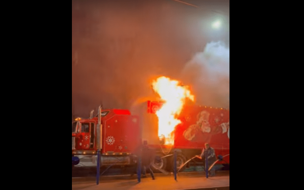 Βουκουρέστι: Στις φλόγες χριστουγεννιάτικο φορτηγό της Coca-Cola (βίντεο)