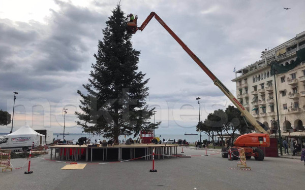 Θεσσαλονίκη: Πυρετώδεις προετοιμασίες για τη φωταγώγηση του χριστουγεννιάτικου δέντρου