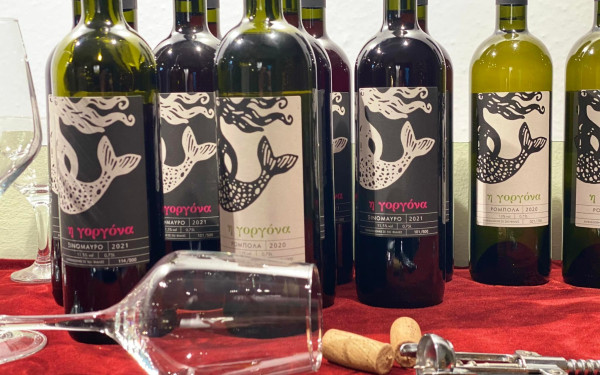 Θεσσαλονίκη: Στο... «σφυρί» συλλεκτικές φιάλες της «Γοργόνας» με ετικέτες έργα γνωστών καλλιτεχνών (φωτ.)