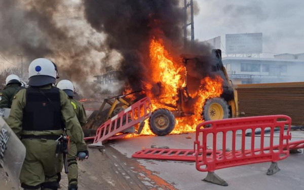 Νέα αστυνομική επιχείρηση και συλλήψεις Ρομά για φωτιές σε δρόμο και λιθοβολισμό οχημάτων 