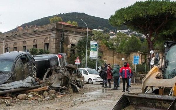 Αγωνία και πένθος στην Ιταλία: Μία νεκρή και 11 αγνοούμενοι στην Ίσκια από την κακοκαιρία (βίντεο)