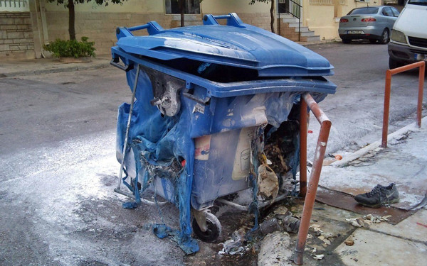 Αγρίνιο: Τέσσερις συλλήψεις για τον εμπρησμό 36 κάδων απορριμμάτων - Τρία άτομα ανήλικα