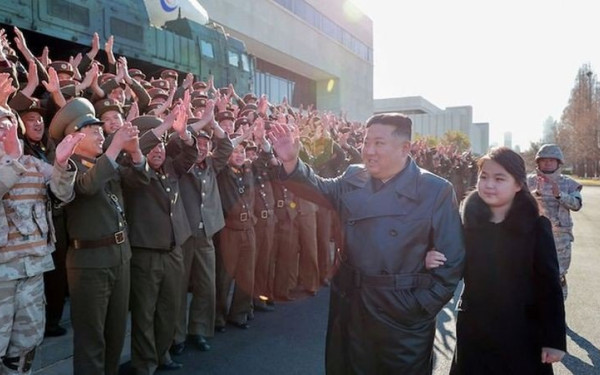 Ο Κιμ Γιονγκ Ουν εμφανίστηκε με μία από τις κόρες του και δήλωσε ότι η Βόρεια Κορέα θα γίνει η ισχυρότερη πυρηνική δύναμη στον κόσμο (βίντεο & φωτ.)