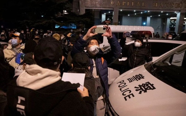 Ο Τζο Μπάιντεν «παρακολουθεί στενά» τις διαδηλώσεις στην Κίνα