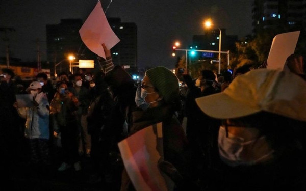 Κορονοϊός: Νέο ρεκόρ κρουσμάτων στην Κίνα - Συγκρούσεις αστυνομίας και διαδηλωτών για τα περιοριστικά μέτρα (βίντεο, φωτ.)