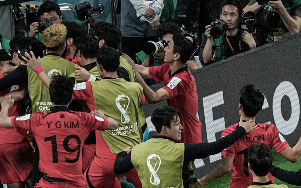 Αδιανόητο! Η Νότια Κορέα «έκλεψε» στο 91' από την Ουρουγουάη την πρόκριση στους «16» του Μουντιάλ! (βίντεο)
