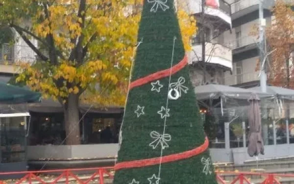 Κοζάνη: Έτοιμο το δέντρο και το Ζαχαρόσπιτο των Ξωτικών - Δείτε φωτογραφίες