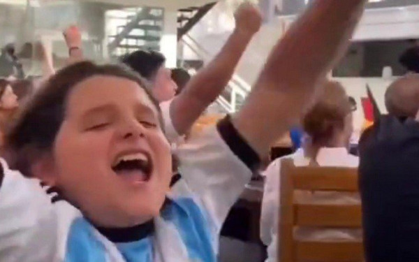 Συγκλονιστικό βίντεο: Πατέρας περιγράφει στον τυφλό γιο του το γκολ του Μέσι κι εκείνος ξεσπάει από χαρά