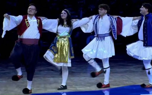 ΝΒΑ: Greek night με παραδοσιακούς χορούς, Κωνσταντίνο Αργυρό και σόου Αντετοκούνμπο στο Μιλγουόκι (βίντεο)