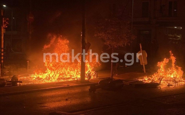 Νύχτα «κόλαση» μετά την πορεία μνήμης για τον Αλ. Γρηγορόπουλο και τον 16χρονο - Φωτιές και συγκρούσεις διαδηλωτών-αστυνομίας (βίντεο & φωτ.) Νύχτα «κόλαση» μετά την πορεία μνήμης για τον Αλ. Γρηγορόπουλο και τον 16χρονο - Φωτιές και συγκρούσεις διαδηλωτών-αστυνομίας (βίντεο & φωτ.)