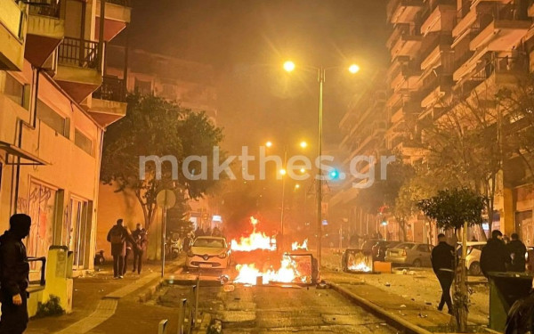 Ελεύθεροι οι προσαχθέντες για τα χθεσινά επεισόδια μετά την πορεία για τον Αλ. Γρηγορόπουλο και τον 16χρονο - Τέσσερις οι τραυματίες αστυνομικοί (φωτ.)