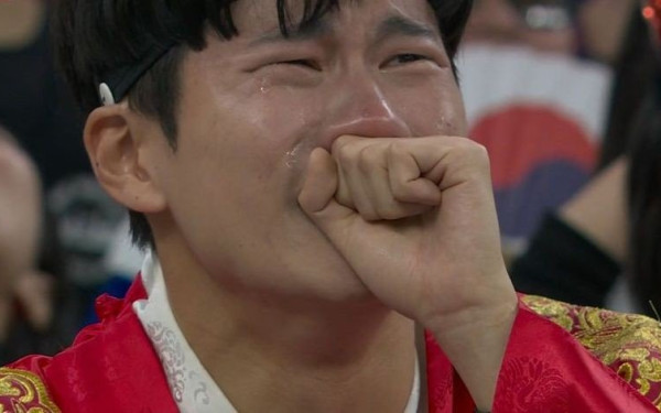 Μουντιάλ: Οι Νοτιοκορεάτες έκλαιγαν από χαρά και οι Ουρουγουανοί από τρόμο, πριν ορμήξουν στον διαιτητή (βίντεο)