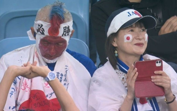 Μουντιάλ: Φίλαθλος της Ιαπωνίας κοιμάται του καλού καιρού στο γήπεδο πριν τη σέντρα του αγώνα με την Κροατία (βίντεο)