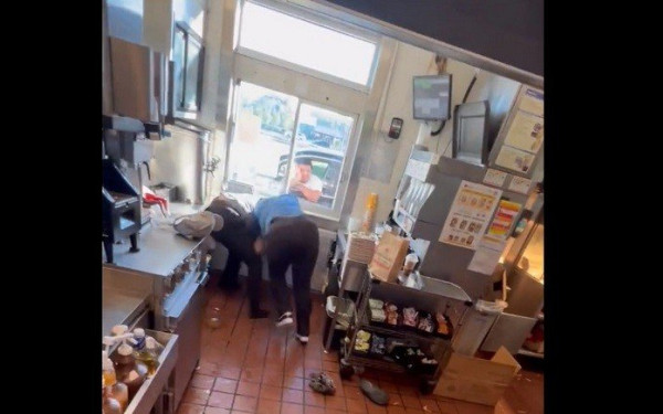 ΗΠΑ: Άγριο ξύλο μεταξύ... εργαζόμενων σε φαστφουντάδικο - Δείτε το βίντεο