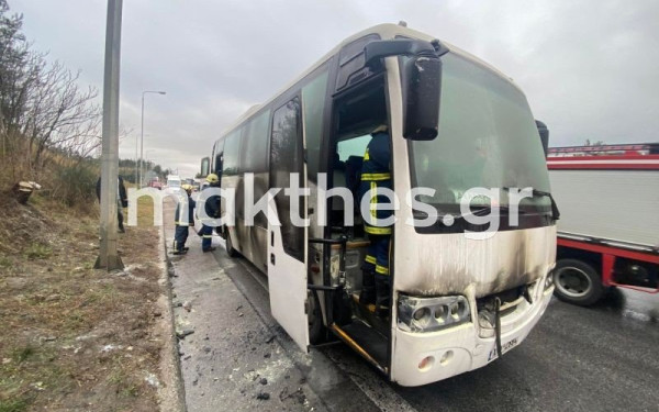 Φωτιά σε σχολικό λεωφορείο στην Περιφερειακή οδό - Απομακρύνθηκαν εγκαίρως οι μαθητές (βίντεο, φωτ.)