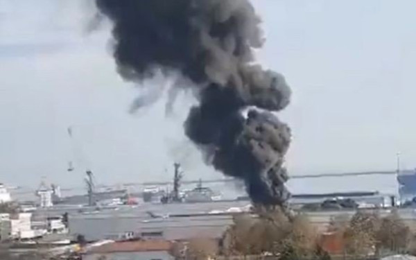 Τουρκία: Έκρηξη σε δεξαμενόπλοιο στο λιμάνι της Σαμψούντας - Ξέσπασε φωτιά με πυκνούς καπνούς (βίντεο)