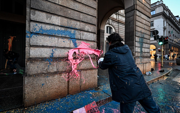 Ιταλία: Ακτιβιστές έριξαν μπογιά στη Σκάλα του Μιλάνου (βίντεο, φωτ.)