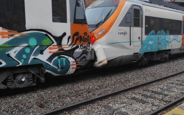 Ισπανία: Δύο τρένα συγκρούστηκαν στην Καταλονία - Τραυματίστηκαν ελαφρά εκατοντάδες επιβάτες