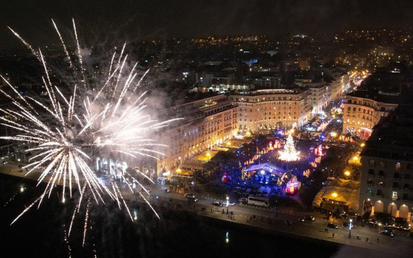 Θεσσαλονίκη: Φαντασμαγορικό το άναμμα του δέντρου - Ασφυκτικά γεμάτη η πλατεία Αριστοτέλους (βίντεο, φωτ.) 