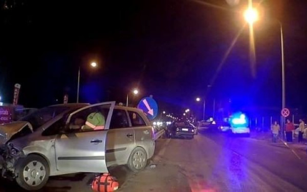 Θεσσαλονίκη: Τροχαίο με δύο τραυματίες και σοβαρές υλικές ζημιές 